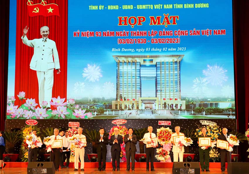 Lãnh đạo tỉnh trao Huy hiệu Đảng và tặng hoa cho các đồng chí nguyên lãnh đạo tỉnh Sông Bé - Bình Dương - Bình Phước qua các thời kỳ (Ảnh: Quốc Chiến).